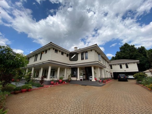 5 Bedroom Villa For Sale in Nyari