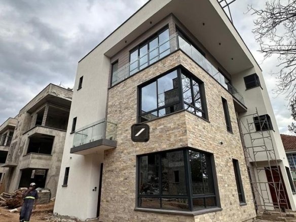 4 Bedroom Villa For Sale in Lavington