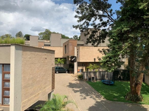 4 Bedroom Villa For Sale in Lavington