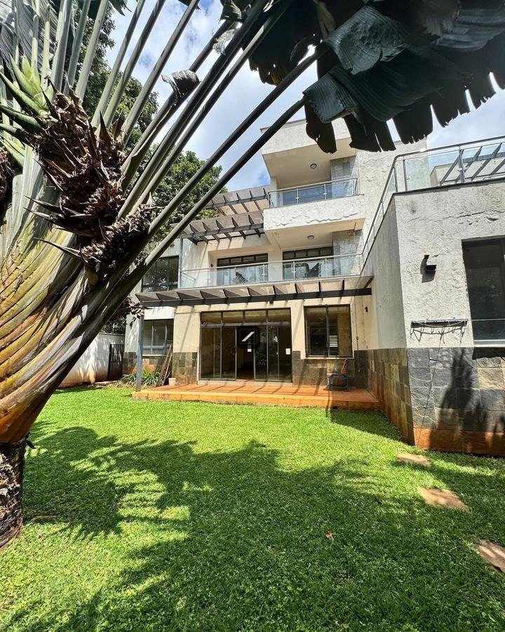 5 Bedroom Villa For Sale in Lavington Green