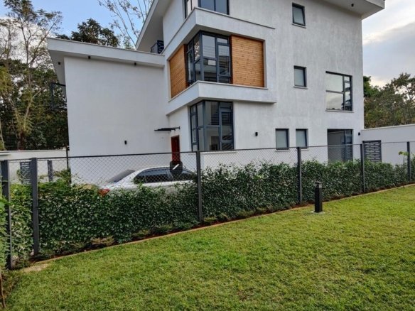 5 Bedroom Villa For Sale in Lavington