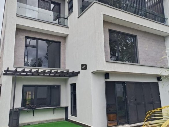 5 Bedroom Villa For Sale in Jacaranda