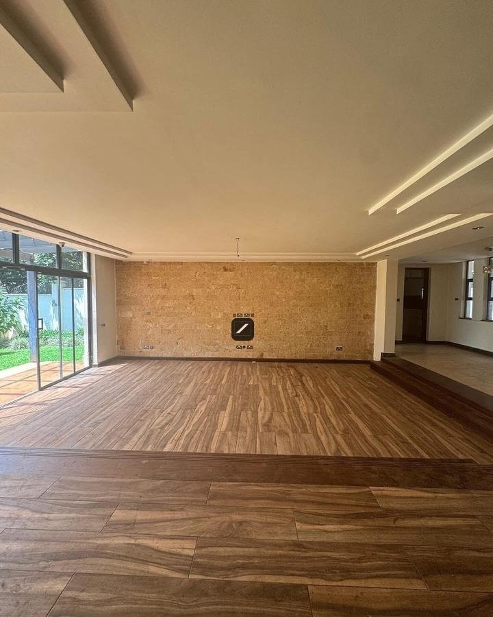 5 Bedroom Villa For Sale in Lavington Green