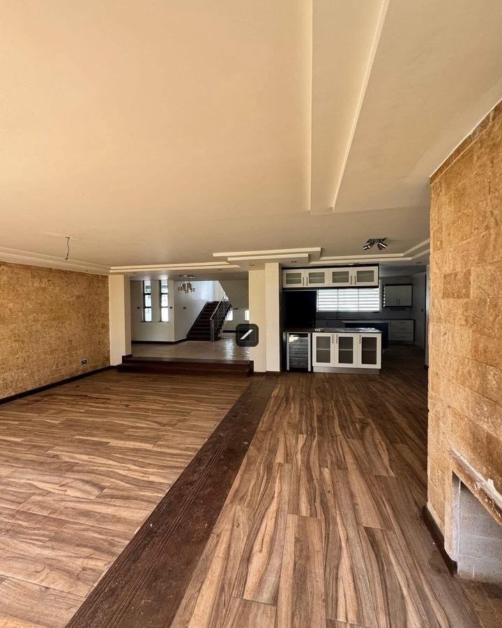 5 Bedroom Villa For Sale in Lavington Green