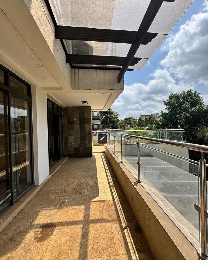 5 Bedroom Villa For Sale in Lavington Green