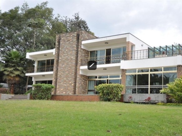 8 Bedroom Villa For Sale in Lavington